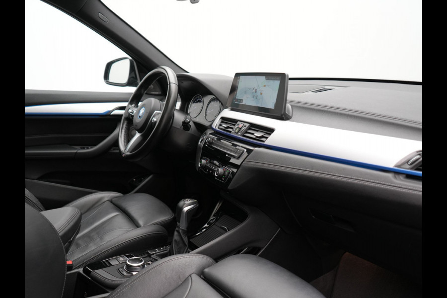 BMW X1 xDrive25e M Sport Plug In Hybrid 221pk Dealer O.H. PHEV | Trekhaak Afn. | Panodak | Head Up | Adaptive Cruise | Camera | Harman & Kardon | Lederen Sportstoelen Verwarmd | Sfeerverlichting | Apple Carplay | Keyless | 19"L.M | DAB |