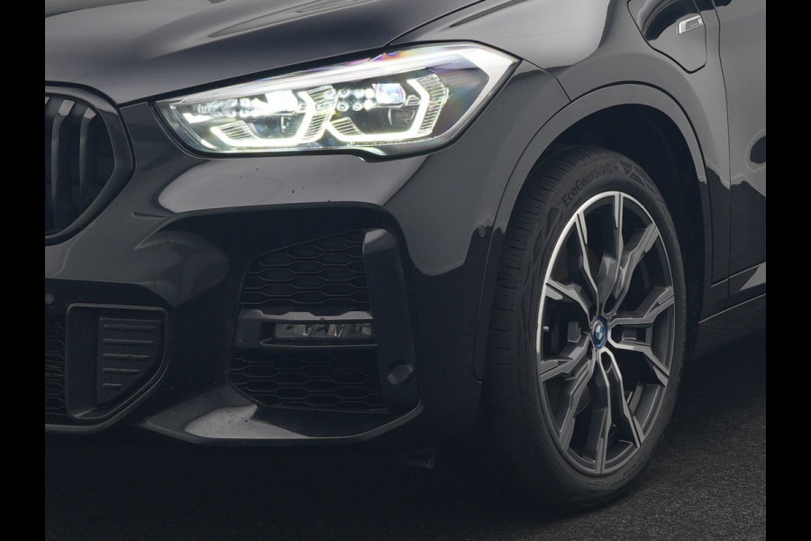 BMW X1 xDrive25e M Sport Plug In Hybrid 221pk Dealer O.H. PHEV | Trekhaak Afn. | Panodak | Head Up | Adaptive Cruise | Camera | Harman & Kardon | Lederen Sportstoelen Verwarmd | Sfeerverlichting | Apple Carplay | Keyless | 19"L.M | DAB |