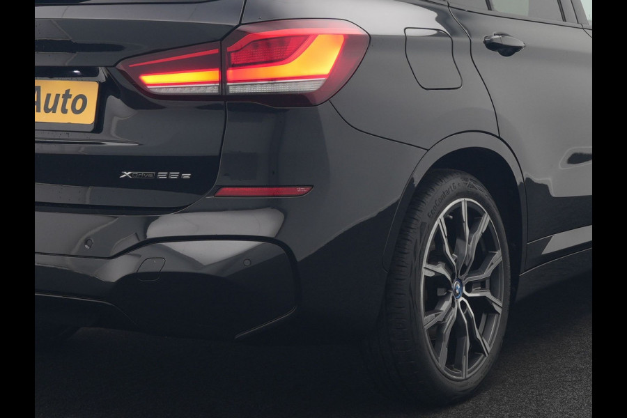 BMW X1 xDrive25e M Sport Plug In Hybrid 221pk Dealer O.H. PHEV | Trekhaak Afn. | Panodak | Head Up | Adaptive Cruise | Camera | Harman & Kardon | Lederen Sportstoelen Verwarmd | Sfeerverlichting | Apple Carplay | Keyless | 19"L.M | DAB |