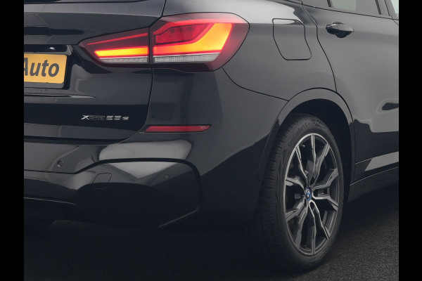 BMW X1 xDrive25e M Sport Plug In Hybrid 221pk Dealer O.H. PHEV | Trekhaak Afn. | Panodak | Head Up | Adaptive Cruise | Camera | Harman & Kardon | Lederen Sportstoelen Verwarmd | Sfeerverlichting | Apple Carplay | Keyless | 19"L.M | DAB |