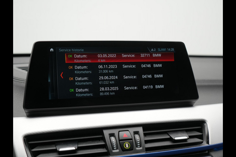 BMW X1 xDrive25e M Sport Plug In Hybrid 221pk Dealer O.H. PHEV | Trekhaak Afn. | Panodak | Head Up | Adaptive Cruise | Camera | Harman & Kardon | Lederen Sportstoelen Verwarmd | Sfeerverlichting | Apple Carplay | Keyless | 19"L.M | DAB |