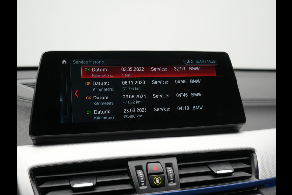 BMW X1 xDrive25e M Sport Plug In Hybrid 221pk Dealer O.H. PHEV | Trekhaak Afn. | Panodak | Head Up | Adaptive Cruise | Camera | Harman & Kardon | Lederen Sportstoelen Verwarmd | Sfeerverlichting | Apple Carplay | Keyless | 19"L.M | DAB |