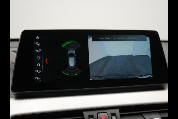 BMW X1 xDrive25e M Sport Plug In Hybrid 221pk Dealer O.H. PHEV | Trekhaak Afn. | Panodak | Head Up | Adaptive Cruise | Camera | Harman & Kardon | Lederen Sportstoelen Verwarmd | Sfeerverlichting | Apple Carplay | Keyless | 19"L.M | DAB |