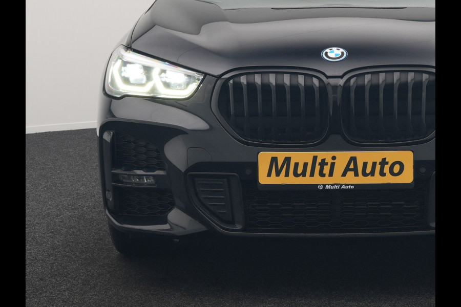 BMW X1 xDrive25e M Sport Plug In Hybrid 221pk Dealer O.H. PHEV | Trekhaak Afn. | Panodak | Head Up | Adaptive Cruise | Camera | Harman & Kardon | Lederen Sportstoelen Verwarmd | Sfeerverlichting | Apple Carplay | Keyless | 19"L.M | DAB |