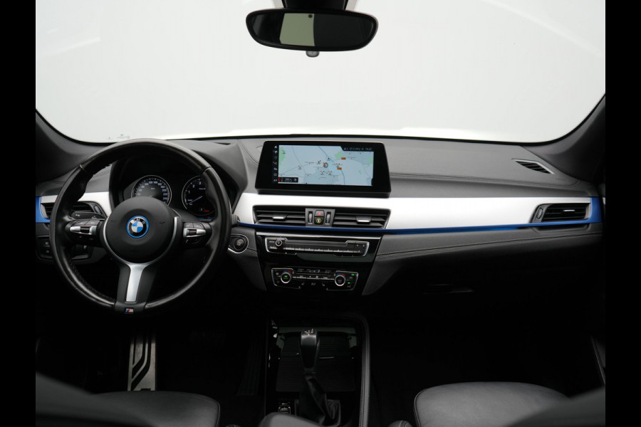 BMW X1 xDrive25e M Sport Plug In Hybrid 221pk Dealer O.H. PHEV | Trekhaak Afn. | Panodak | Head Up | Adaptive Cruise | Camera | Harman & Kardon | Lederen Sportstoelen Verwarmd | Sfeerverlichting | Apple Carplay | Keyless | 19"L.M | DAB |