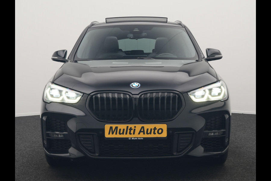 BMW X1 xDrive25e M Sport Plug In Hybrid 221pk Dealer O.H. PHEV | Trekhaak Afn. | Panodak | Head Up | Adaptive Cruise | Camera | Harman & Kardon | Lederen Sportstoelen Verwarmd | Sfeerverlichting | Apple Carplay | Keyless | 19"L.M | DAB |