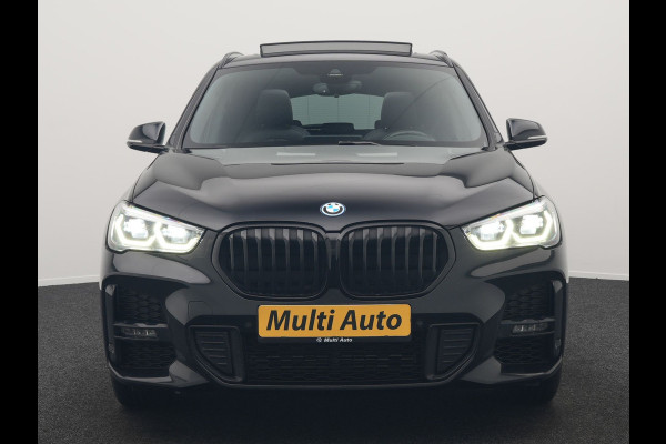 BMW X1 xDrive25e M Sport Plug In Hybrid 221pk Dealer O.H. PHEV | Trekhaak Afn. | Panodak | Head Up | Adaptive Cruise | Camera | Harman & Kardon | Lederen Sportstoelen Verwarmd | Sfeerverlichting | Apple Carplay | Keyless | 19"L.M | DAB |