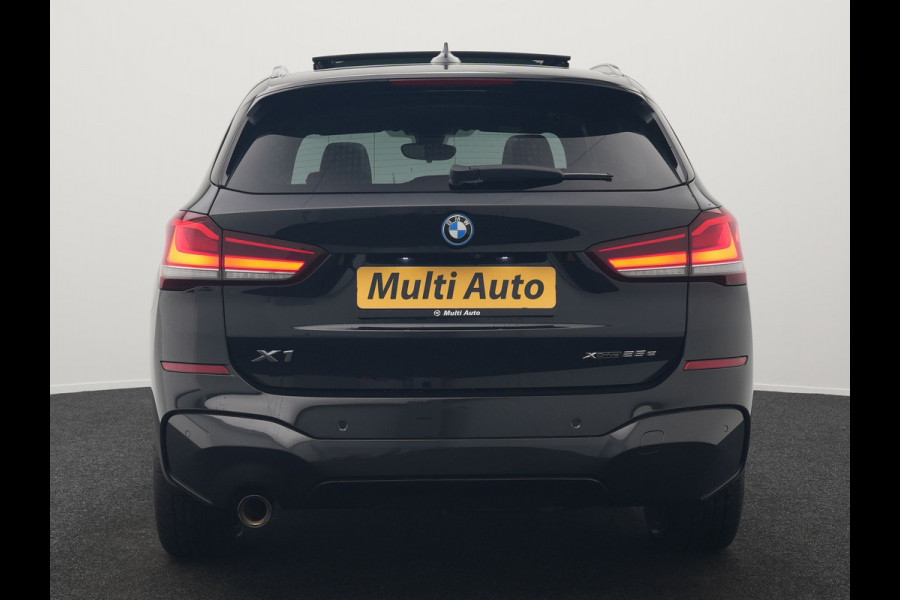 BMW X1 xDrive25e M Sport Plug In Hybrid 221pk Dealer O.H. PHEV | Trekhaak Afn. | Panodak | Head Up | Adaptive Cruise | Camera | Harman & Kardon | Lederen Sportstoelen Verwarmd | Sfeerverlichting | Apple Carplay | Keyless | 19"L.M | DAB |