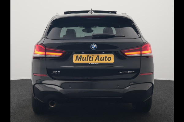 BMW X1 xDrive25e M Sport Plug In Hybrid 221pk Dealer O.H. PHEV | Trekhaak Afn. | Panodak | Head Up | Adaptive Cruise | Camera | Harman & Kardon | Lederen Sportstoelen Verwarmd | Sfeerverlichting | Apple Carplay | Keyless | 19"L.M | DAB |