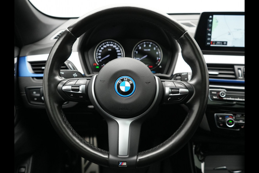BMW X1 xDrive25e M Sport Plug In Hybrid 221pk Dealer O.H. PHEV | Trekhaak Afn. | Panodak | Head Up | Adaptive Cruise | Camera | Harman & Kardon | Lederen Sportstoelen Verwarmd | Sfeerverlichting | Apple Carplay | Keyless | 19"L.M | DAB |