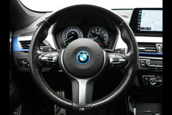 BMW X1 xDrive25e M Sport Plug In Hybrid 221pk Dealer O.H. PHEV | Trekhaak Afn. | Panodak | Head Up | Adaptive Cruise | Camera | Harman & Kardon | Lederen Sportstoelen Verwarmd | Sfeerverlichting | Apple Carplay | Keyless | 19"L.M | DAB |