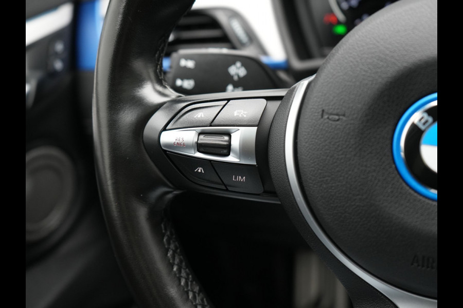 BMW X1 xDrive25e M Sport Plug In Hybrid 221pk Dealer O.H. PHEV | Trekhaak Afn. | Panodak | Head Up | Adaptive Cruise | Camera | Harman & Kardon | Lederen Sportstoelen Verwarmd | Sfeerverlichting | Apple Carplay | Keyless | 19"L.M | DAB |