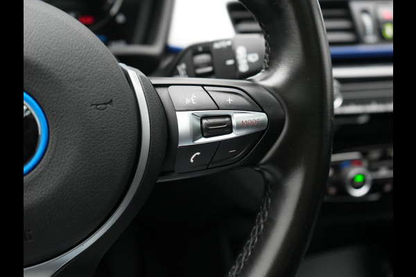 BMW X1 xDrive25e M Sport Plug In Hybrid 221pk Dealer O.H. PHEV | Trekhaak Afn. | Panodak | Head Up | Adaptive Cruise | Camera | Harman & Kardon | Lederen Sportstoelen Verwarmd | Sfeerverlichting | Apple Carplay | Keyless | 19"L.M | DAB |