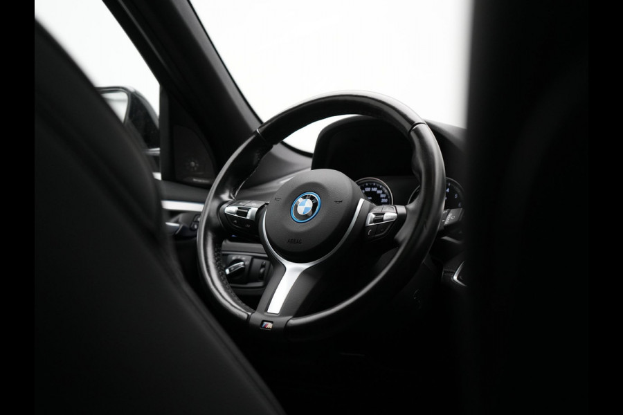 BMW X1 xDrive25e M Sport Plug In Hybrid 221pk Dealer O.H. PHEV | Trekhaak Afn. | Panodak | Head Up | Adaptive Cruise | Camera | Harman & Kardon | Lederen Sportstoelen Verwarmd | Sfeerverlichting | Apple Carplay | Keyless | 19"L.M | DAB |