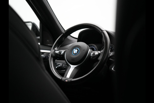 BMW X1 xDrive25e M Sport Plug In Hybrid 221pk Dealer O.H. PHEV | Trekhaak Afn. | Panodak | Head Up | Adaptive Cruise | Camera | Harman & Kardon | Lederen Sportstoelen Verwarmd | Sfeerverlichting | Apple Carplay | Keyless | 19"L.M | DAB |