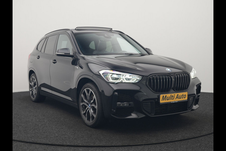 BMW X1 xDrive25e M Sport Plug In Hybrid 221pk Dealer O.H. PHEV | Trekhaak Afn. | Panodak | Head Up | Adaptive Cruise | Camera | Harman & Kardon | Lederen Sportstoelen Verwarmd | Sfeerverlichting | Apple Carplay | Keyless | 19"L.M | DAB |