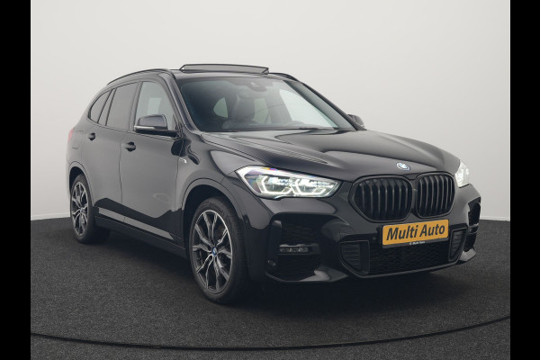 BMW X1 xDrive25e M Sport Plug In Hybrid 221pk Dealer O.H. PHEV | Trekhaak Afn. | Panodak | Head Up | Adaptive Cruise | Camera | Harman & Kardon | Lederen Sportstoelen Verwarmd | Sfeerverlichting | Apple Carplay | Keyless | 19"L.M | DAB |
