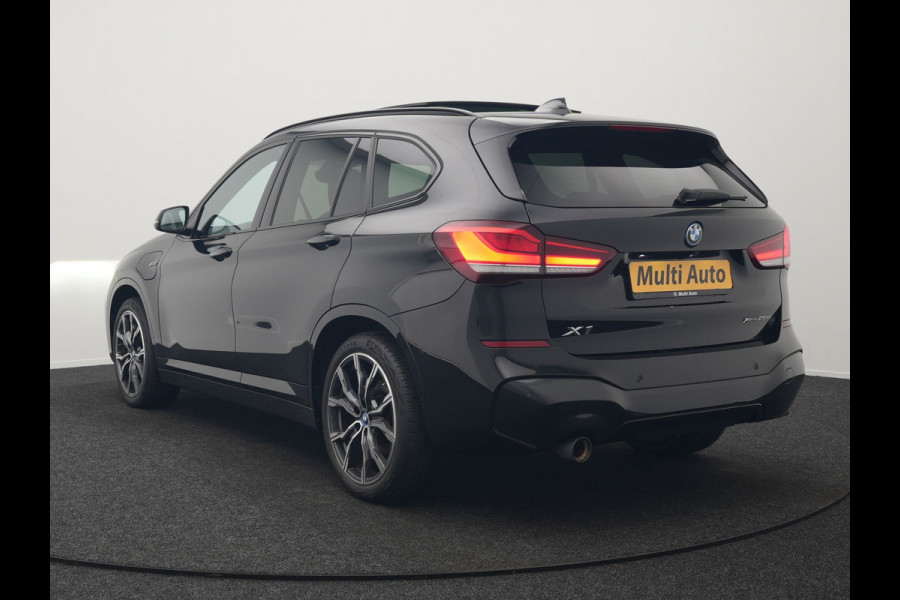 BMW X1 xDrive25e M Sport Plug In Hybrid 221pk Dealer O.H. PHEV | Trekhaak Afn. | Panodak | Head Up | Adaptive Cruise | Camera | Harman & Kardon | Lederen Sportstoelen Verwarmd | Sfeerverlichting | Apple Carplay | Keyless | 19"L.M | DAB |