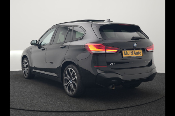 BMW X1 xDrive25e M Sport Plug In Hybrid 221pk Dealer O.H. PHEV | Trekhaak Afn. | Panodak | Head Up | Adaptive Cruise | Camera | Harman & Kardon | Lederen Sportstoelen Verwarmd | Sfeerverlichting | Apple Carplay | Keyless | 19"L.M | DAB |