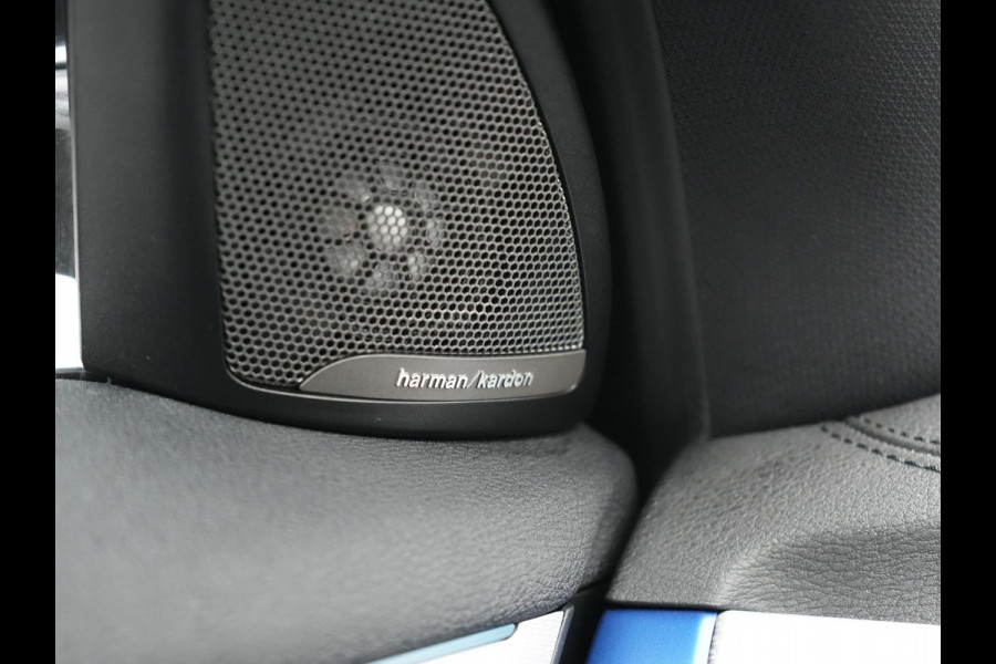 BMW X1 xDrive25e M Sport Plug In Hybrid 221pk Dealer O.H. PHEV | Trekhaak Afn. | Panodak | Head Up | Adaptive Cruise | Camera | Harman & Kardon | Lederen Sportstoelen Verwarmd | Sfeerverlichting | Apple Carplay | Keyless | 19"L.M | DAB |