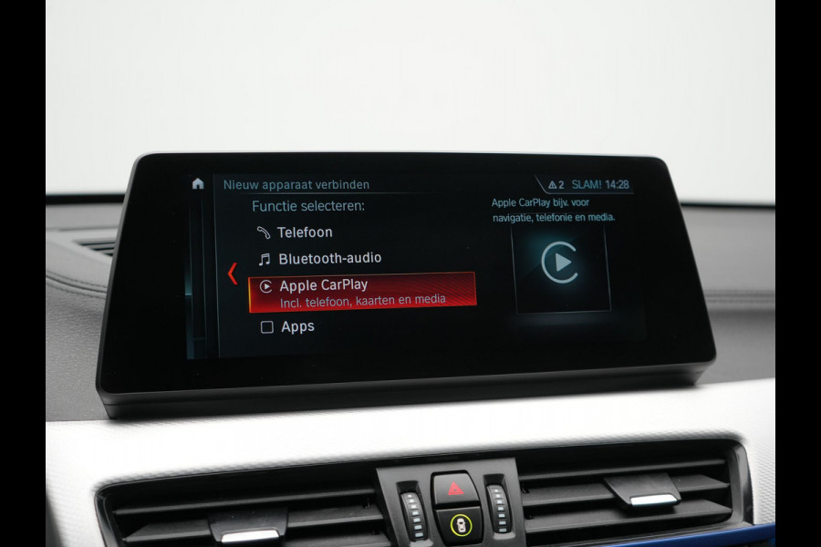 BMW X1 xDrive25e M Sport Plug In Hybrid 221pk Dealer O.H. PHEV | Trekhaak Afn. | Panodak | Head Up | Adaptive Cruise | Camera | Harman & Kardon | Lederen Sportstoelen Verwarmd | Sfeerverlichting | Apple Carplay | Keyless | 19"L.M | DAB |