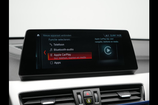 BMW X1 xDrive25e M Sport Plug In Hybrid 221pk Dealer O.H. PHEV | Trekhaak Afn. | Panodak | Head Up | Adaptive Cruise | Camera | Harman & Kardon | Lederen Sportstoelen Verwarmd | Sfeerverlichting | Apple Carplay | Keyless | 19"L.M | DAB |