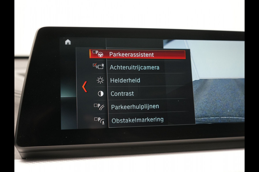 BMW X1 xDrive25e M Sport Plug In Hybrid 221pk Dealer O.H. PHEV | Trekhaak Afn. | Panodak | Head Up | Adaptive Cruise | Camera | Harman & Kardon | Lederen Sportstoelen Verwarmd | Sfeerverlichting | Apple Carplay | Keyless | 19"L.M | DAB |