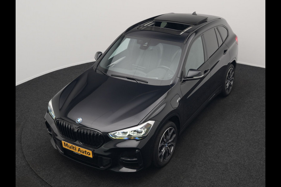 BMW X1 xDrive25e M Sport Plug In Hybrid 221pk Dealer O.H. PHEV | Trekhaak Afn. | Panodak | Head Up | Adaptive Cruise | Camera | Harman & Kardon | Lederen Sportstoelen Verwarmd | Sfeerverlichting | Apple Carplay | Keyless | 19"L.M | DAB |