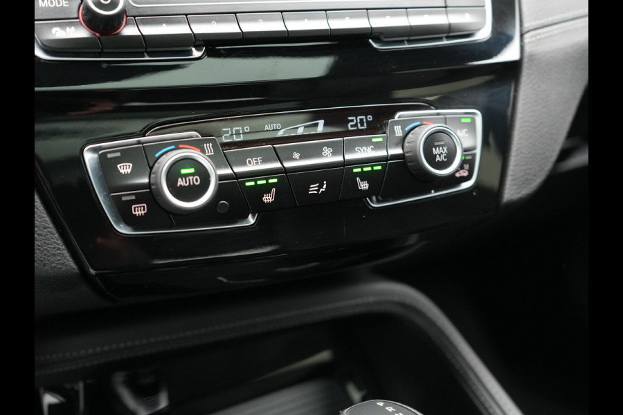 BMW X1 xDrive25e M Sport Plug In Hybrid 221pk Dealer O.H. PHEV | Trekhaak Afn. | Panodak | Head Up | Adaptive Cruise | Camera | Harman & Kardon | Lederen Sportstoelen Verwarmd | Sfeerverlichting | Apple Carplay | Keyless | 19"L.M | DAB |