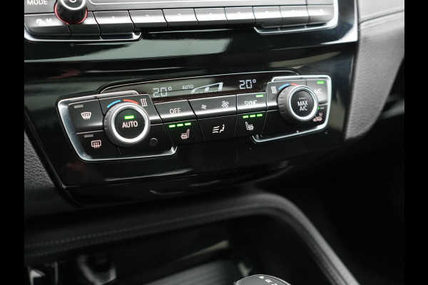 BMW X1 xDrive25e M Sport Plug In Hybrid 221pk Dealer O.H. PHEV | Trekhaak Afn. | Panodak | Head Up | Adaptive Cruise | Camera | Harman & Kardon | Lederen Sportstoelen Verwarmd | Sfeerverlichting | Apple Carplay | Keyless | 19"L.M | DAB |