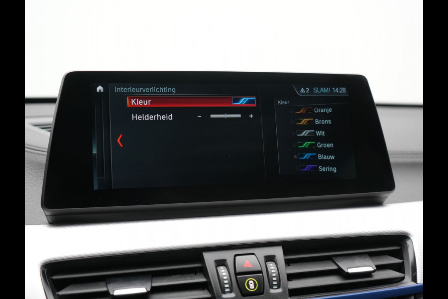 BMW X1 xDrive25e M Sport Plug In Hybrid 221pk Dealer O.H. PHEV | Trekhaak Afn. | Panodak | Head Up | Adaptive Cruise | Camera | Harman & Kardon | Lederen Sportstoelen Verwarmd | Sfeerverlichting | Apple Carplay | Keyless | 19"L.M | DAB |