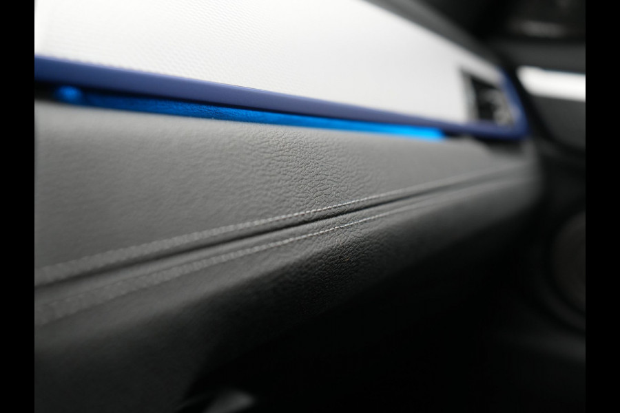 BMW X1 xDrive25e M Sport Plug In Hybrid 221pk Dealer O.H. PHEV | Trekhaak Afn. | Panodak | Head Up | Adaptive Cruise | Camera | Harman & Kardon | Lederen Sportstoelen Verwarmd | Sfeerverlichting | Apple Carplay | Keyless | 19"L.M | DAB |