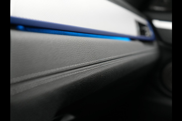 BMW X1 xDrive25e M Sport Plug In Hybrid 221pk Dealer O.H. PHEV | Trekhaak Afn. | Panodak | Head Up | Adaptive Cruise | Camera | Harman & Kardon | Lederen Sportstoelen Verwarmd | Sfeerverlichting | Apple Carplay | Keyless | 19"L.M | DAB |