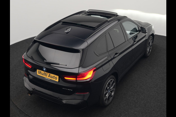BMW X1 xDrive25e M Sport Plug In Hybrid 221pk Dealer O.H. PHEV | Trekhaak Afn. | Panodak | Head Up | Adaptive Cruise | Camera | Harman & Kardon | Lederen Sportstoelen Verwarmd | Sfeerverlichting | Apple Carplay | Keyless | 19"L.M | DAB |