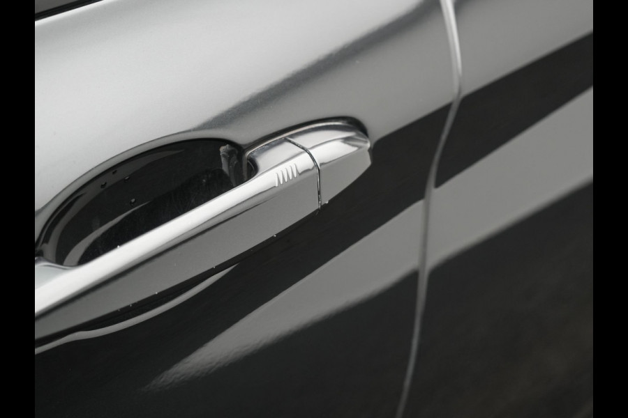 BMW X1 xDrive25e M Sport Plug In Hybrid 221pk Dealer O.H. PHEV | Trekhaak Afn. | Panodak | Head Up | Adaptive Cruise | Camera | Harman & Kardon | Lederen Sportstoelen Verwarmd | Sfeerverlichting | Apple Carplay | Keyless | 19"L.M | DAB |