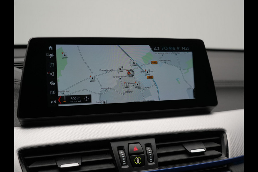 BMW X1 xDrive25e M Sport Plug In Hybrid 221pk Dealer O.H. PHEV | Trekhaak Afn. | Panodak | Head Up | Adaptive Cruise | Camera | Harman & Kardon | Lederen Sportstoelen Verwarmd | Sfeerverlichting | Apple Carplay | Keyless | 19"L.M | DAB |