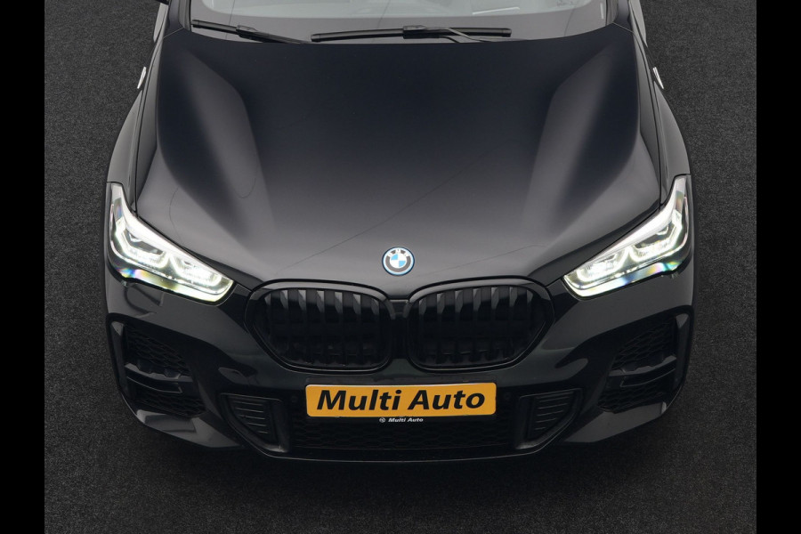 BMW X1 xDrive25e M Sport Plug In Hybrid 221pk Dealer O.H. PHEV | Trekhaak Afn. | Panodak | Head Up | Adaptive Cruise | Camera | Harman & Kardon | Lederen Sportstoelen Verwarmd | Sfeerverlichting | Apple Carplay | Keyless | 19"L.M | DAB |