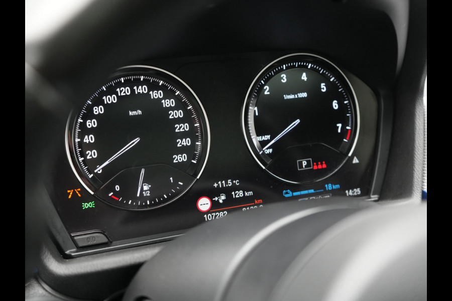 BMW X1 xDrive25e M Sport Plug In Hybrid 221pk Dealer O.H. PHEV | Trekhaak Afn. | Panodak | Head Up | Adaptive Cruise | Camera | Harman & Kardon | Lederen Sportstoelen Verwarmd | Sfeerverlichting | Apple Carplay | Keyless | 19"L.M | DAB |