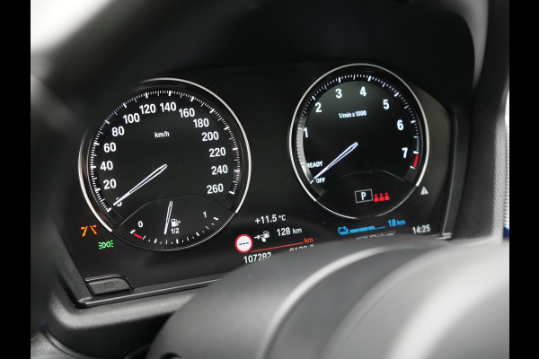 BMW X1 xDrive25e M Sport Plug In Hybrid 221pk Dealer O.H. PHEV | Trekhaak Afn. | Panodak | Head Up | Adaptive Cruise | Camera | Harman & Kardon | Lederen Sportstoelen Verwarmd | Sfeerverlichting | Apple Carplay | Keyless | 19"L.M | DAB |