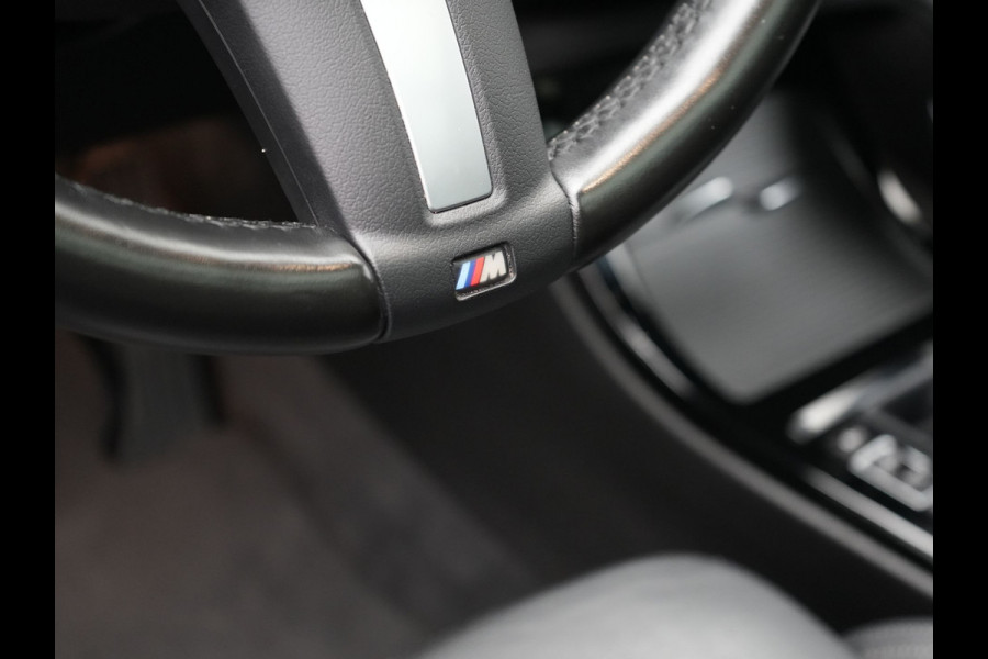 BMW X1 xDrive25e M Sport Plug In Hybrid 221pk Dealer O.H. PHEV | Trekhaak Afn. | Panodak | Head Up | Adaptive Cruise | Camera | Harman & Kardon | Lederen Sportstoelen Verwarmd | Sfeerverlichting | Apple Carplay | Keyless | 19"L.M | DAB |