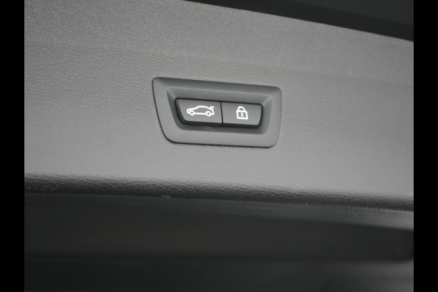 BMW X1 xDrive25e M Sport Plug In Hybrid 221pk Dealer O.H. PHEV | Trekhaak Afn. | Panodak | Head Up | Adaptive Cruise | Camera | Harman & Kardon | Lederen Sportstoelen Verwarmd | Sfeerverlichting | Apple Carplay | Keyless | 19"L.M | DAB |