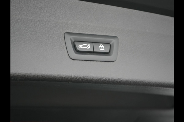 BMW X1 xDrive25e M Sport Plug In Hybrid 221pk Dealer O.H. PHEV | Trekhaak Afn. | Panodak | Head Up | Adaptive Cruise | Camera | Harman & Kardon | Lederen Sportstoelen Verwarmd | Sfeerverlichting | Apple Carplay | Keyless | 19"L.M | DAB |