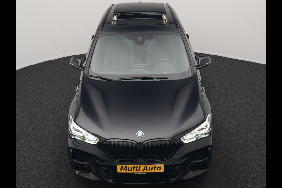 BMW X1 xDrive25e M Sport Plug In Hybrid 221pk Dealer O.H. PHEV | Trekhaak Afn. | Panodak | Head Up | Adaptive Cruise | Camera | Harman & Kardon | Lederen Sportstoelen Verwarmd | Sfeerverlichting | Apple Carplay | Keyless | 19"L.M | DAB |