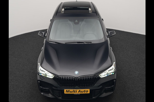 BMW X1 xDrive25e M Sport Plug In Hybrid 221pk Dealer O.H. PHEV | Trekhaak Afn. | Panodak | Head Up | Adaptive Cruise | Camera | Harman & Kardon | Lederen Sportstoelen Verwarmd | Sfeerverlichting | Apple Carplay | Keyless | 19"L.M | DAB |