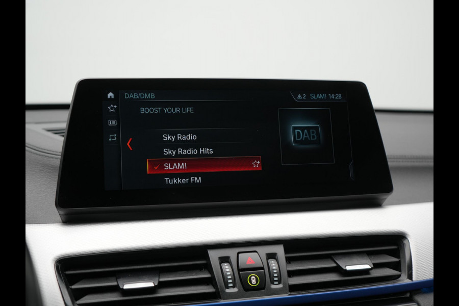 BMW X1 xDrive25e M Sport Plug In Hybrid 221pk Dealer O.H. PHEV | Trekhaak Afn. | Panodak | Head Up | Adaptive Cruise | Camera | Harman & Kardon | Lederen Sportstoelen Verwarmd | Sfeerverlichting | Apple Carplay | Keyless | 19"L.M | DAB |