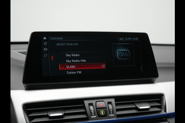 BMW X1 xDrive25e M Sport Plug In Hybrid 221pk Dealer O.H. PHEV | Trekhaak Afn. | Panodak | Head Up | Adaptive Cruise | Camera | Harman & Kardon | Lederen Sportstoelen Verwarmd | Sfeerverlichting | Apple Carplay | Keyless | 19"L.M | DAB |