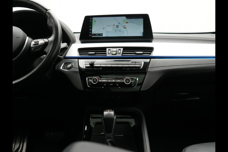 BMW X1 xDrive25e M Sport Plug In Hybrid 221pk Dealer O.H. PHEV | Trekhaak Afn. | Panodak | Head Up | Adaptive Cruise | Camera | Harman & Kardon | Lederen Sportstoelen Verwarmd | Sfeerverlichting | Apple Carplay | Keyless | 19"L.M | DAB |