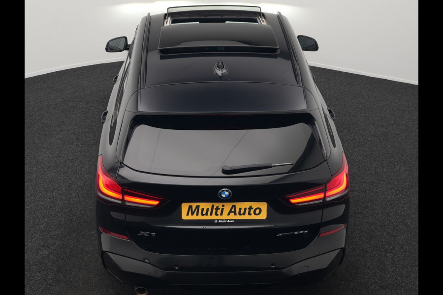 BMW X1 xDrive25e M Sport Plug In Hybrid 221pk Dealer O.H. PHEV | Trekhaak Afn. | Panodak | Head Up | Adaptive Cruise | Camera | Harman & Kardon | Lederen Sportstoelen Verwarmd | Sfeerverlichting | Apple Carplay | Keyless | 19"L.M | DAB |
