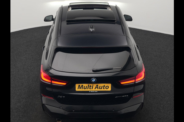 BMW X1 xDrive25e M Sport Plug In Hybrid 221pk Dealer O.H. PHEV | Trekhaak Afn. | Panodak | Head Up | Adaptive Cruise | Camera | Harman & Kardon | Lederen Sportstoelen Verwarmd | Sfeerverlichting | Apple Carplay | Keyless | 19"L.M | DAB |