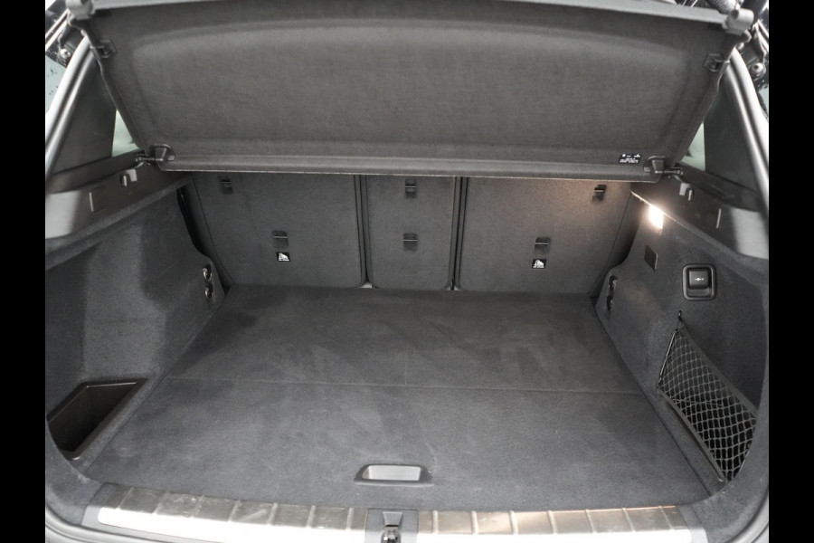 BMW X1 xDrive25e M Sport Plug In Hybrid 221pk Dealer O.H. PHEV | Trekhaak Afn. | Panodak | Head Up | Adaptive Cruise | Camera | Harman & Kardon | Lederen Sportstoelen Verwarmd | Sfeerverlichting | Apple Carplay | Keyless | 19"L.M | DAB |